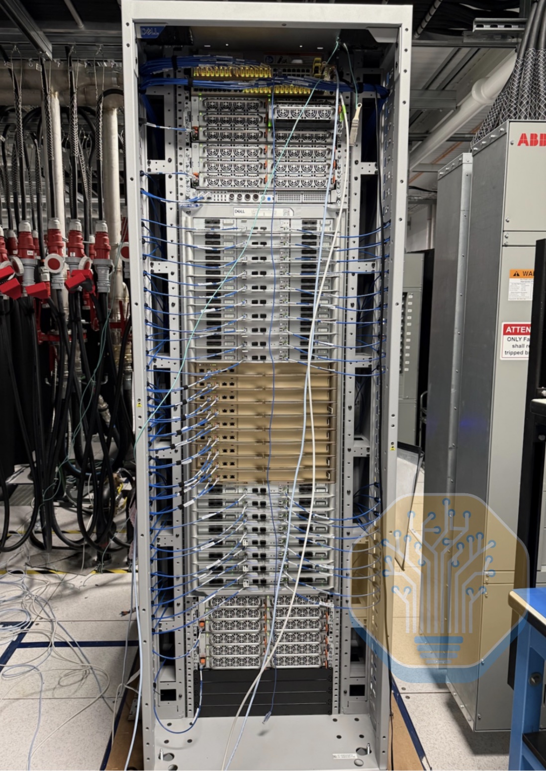 CoreWeave 的 Dell 工程样机 Vera Rubin NVL72 机架，未接 scale-out 网络布线